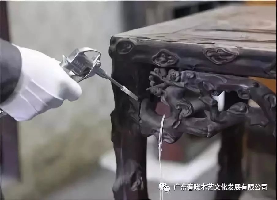老紅木家具的修復(fù)過程，一經(jīng)修復(fù)煥然一新(圖2)