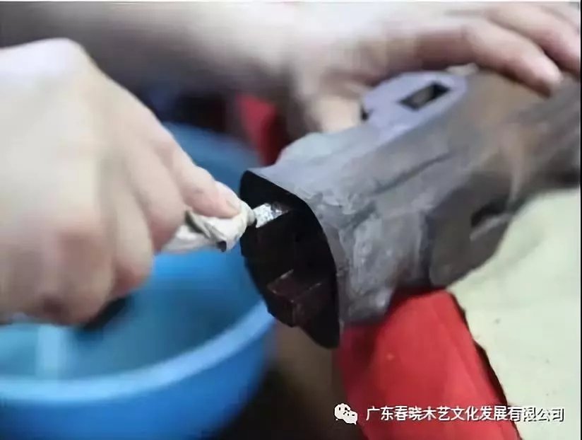 老紅木家具的修復(fù)過程，一經(jīng)修復(fù)煥然一新(圖8)