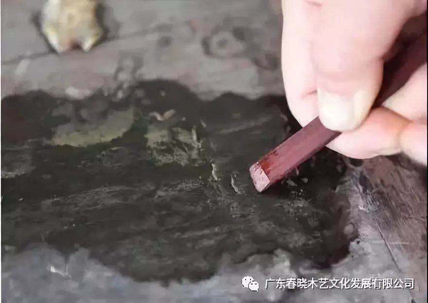 老紅木家具的修復(fù)過程，一經(jīng)修復(fù)煥然一新(圖11)