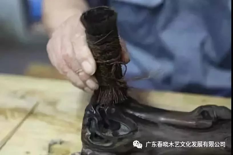 老紅木家具的修復(fù)過程，一經(jīng)修復(fù)煥然一新(圖13)