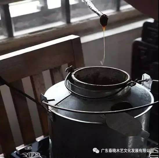 老紅木家具的修復(fù)過程，一經(jīng)修復(fù)煥然一新(圖15)